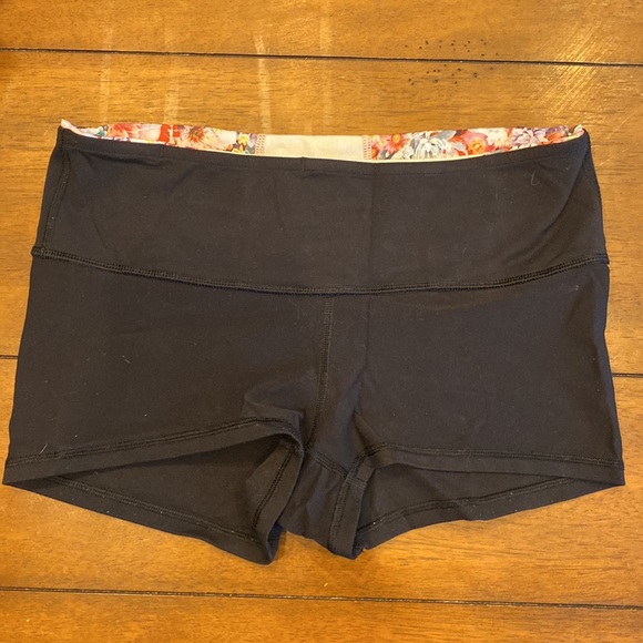 Short lululemon workout shorts - Picture 4 of 5